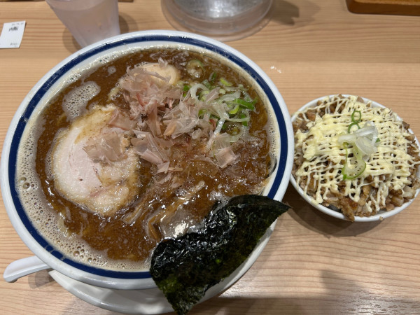 「濃厚魚介味玉中華そば+肉飯（1070円+350円）」@らーめん玉 田町店の写真