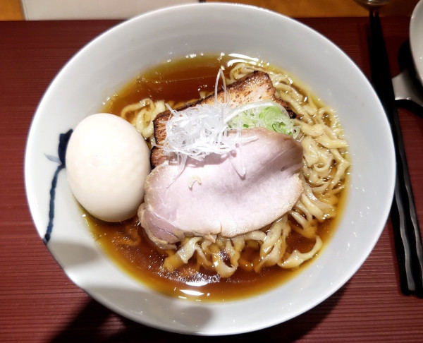 「醤油(中太手もみ麺)+味玉」@麺 みつヰの写真