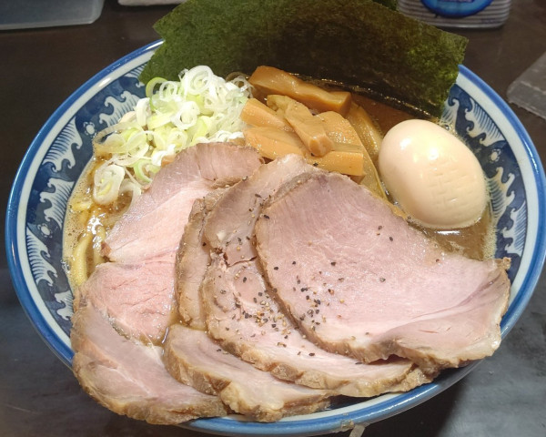 「ラーメン+全部のせ」@兎に角 松戸店の写真