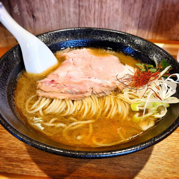 「生ベニズワイガニ蕎麦＋浅利とガーリックバターの和え玉」@麺処 にぼし香の写真