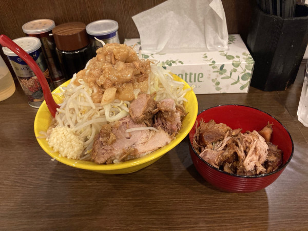 「小ラーメン(400g)+ほぐしブタ 1150円 ヤサイマシニンニ」@ラーメンイエロー 狛江店の写真