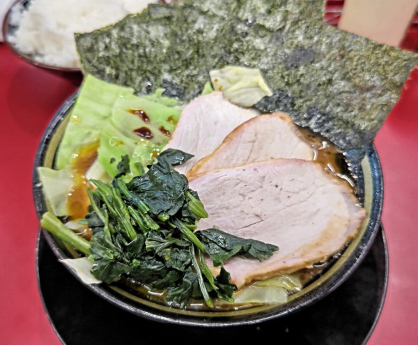 「チャーシューメン(3枚)+のり+キャベツ」@IEKEI_TOKYO 王道家直系の写真