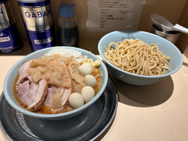 「シークワサーつけ麺 + うずら」@麺でる 立川店の写真