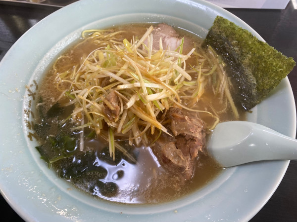 「醤油ラーメン中盛(1,000円)＋ねぎ＋なん骨」@ラーメンショップ 大神保店の写真