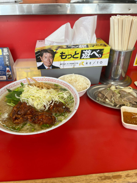 「パイカラーメン　小ライス　純レバごま塩ダレ」@ラーメンスタンド とん平食堂の写真