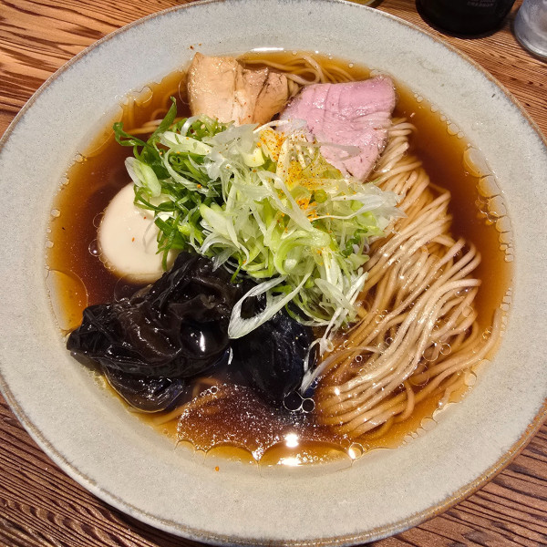 「中華そば 味玉 キクラゲ ネギ」@Mugi と Buta ヌードルスの写真