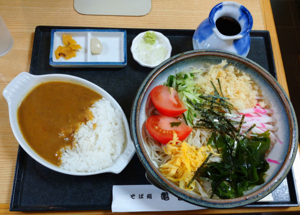 「冷やしたぬき（900円）＋ミニカレー（350円）」@そば処 亀屋の写真