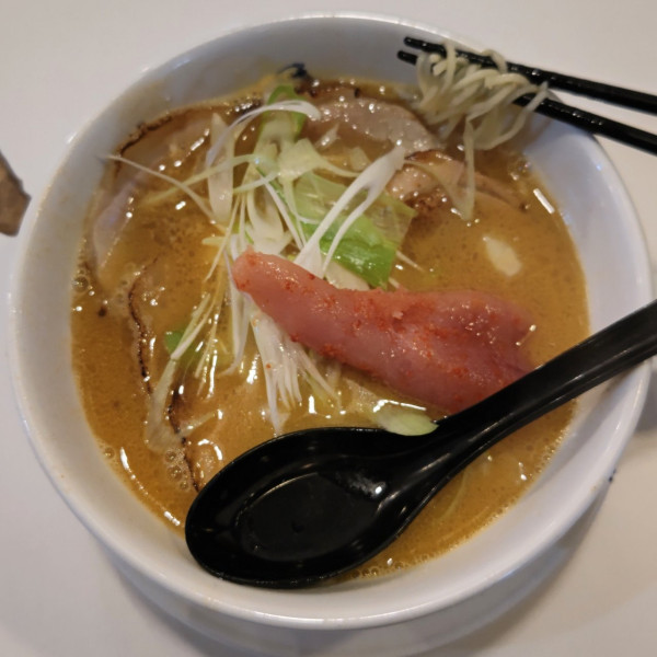 「ラーメンDX辛子明太子＋チャーシュー増し（1630円）」@ラーメン海鳴 福岡空港店の写真