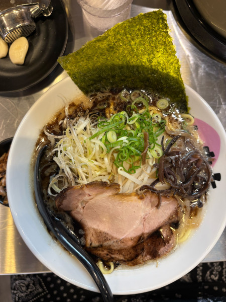 「黒らーめん　チャーシューマヨ丼」@豚骨らーめん ぶたきち 本厚木店の写真