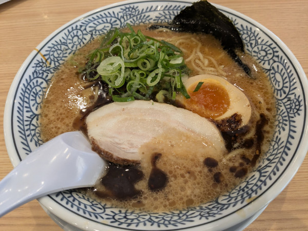 「熟成醤油とんこつラーメン 黒」@丸源ラーメン 入間インター店の写真