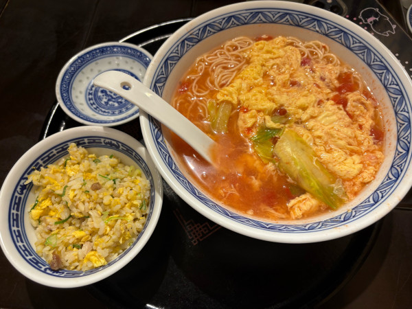 「トマ玉ラーメン」@中国ラーメン 揚州商人 池袋西口店の写真