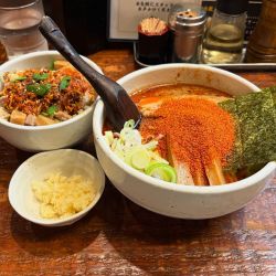辛辛魚ラーメン 豚ご飯食べるラー油 辛め、ニンニク