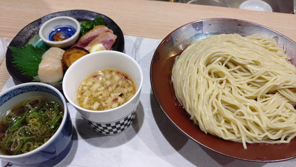 「数量限定（6月下旬まで）帆立と鴨の2種のつけ蕎麦」@麺屋どんくの写真