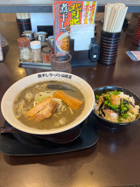 「極濃煮干し豚骨ラーメン　山わさびご飯」@煮干しラーメン山岡家 荒川沖店の写真