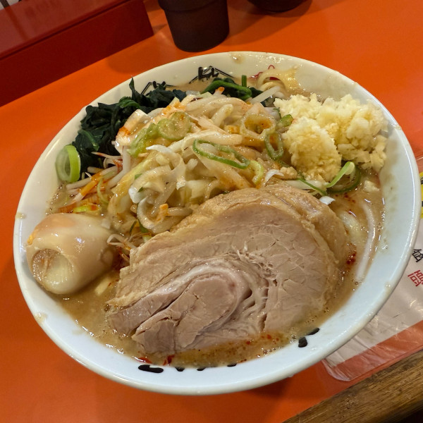 「らーめん豚一切れ・レン草・味玉 『コール』 先→麺硬目、ヤサイ少」@ちばからの写真