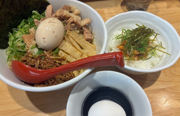 「鶏まぜそば中1050円　Cセット350円」@らぁ麺 ちり葉の写真