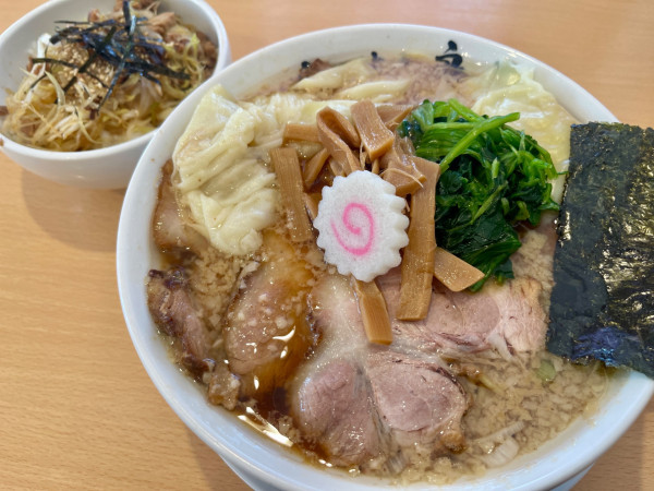 「醤油ワンタンチャーシュー麺」@らーめん良二の写真