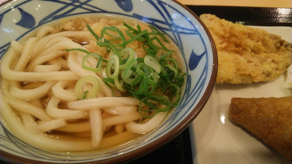 「かけ 温（並） 420円＋アジ天 170円＋いなり 150円」@丸亀製麺 東京ドームシティ店の写真
