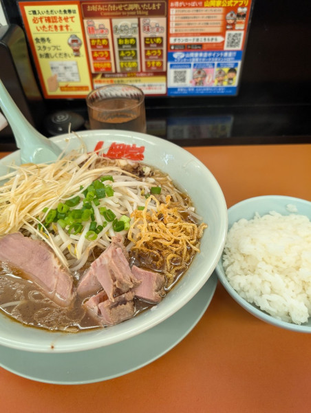 「焦がし醤油ラーメン＋ねぎ＋コロチャーシュー」@ラーメン山岡家 さいたま丸ヶ崎店の写真