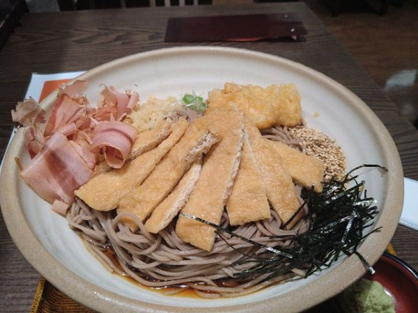 「冷やしきつねそば・とり天トッピング」@おらが蕎麦 京都アバンティ店の写真