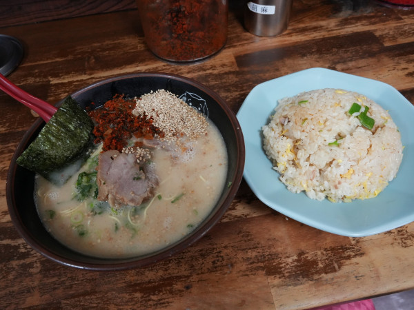 「博多ラーメン 粉落とし＋チャーハン」@博多ラーメン長浜や 上野店の写真