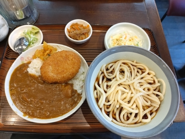 「日替り定食（カレーライス&コロッケ、冷たいうどん付）900円」@満留賀 戸塚店の写真