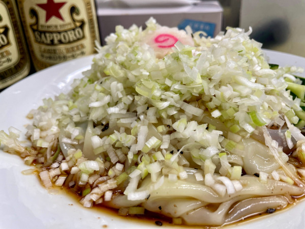 「サッポロ赤星２本＋竹の子もやしピーマン皿→冷しワンタンメン」@中華そば みたかの写真