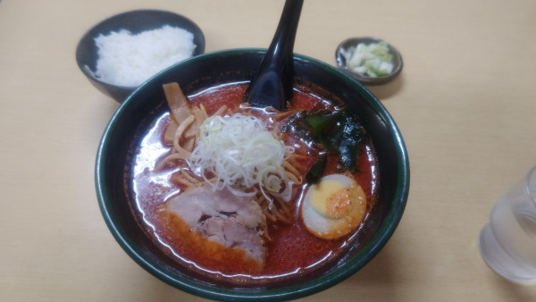 「鉄火麺９００円＆小ライス１００円」@味源 河辺店の写真