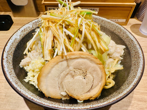 「【限定】汁無しネギ二郎インスパイア【1100円】」@焼あご煮干しらぁめん 碧猫の写真