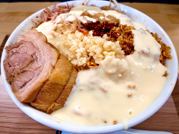 「まぜそば　中（1300円）、ハイチーズ（200円）」@ハイマウントの写真