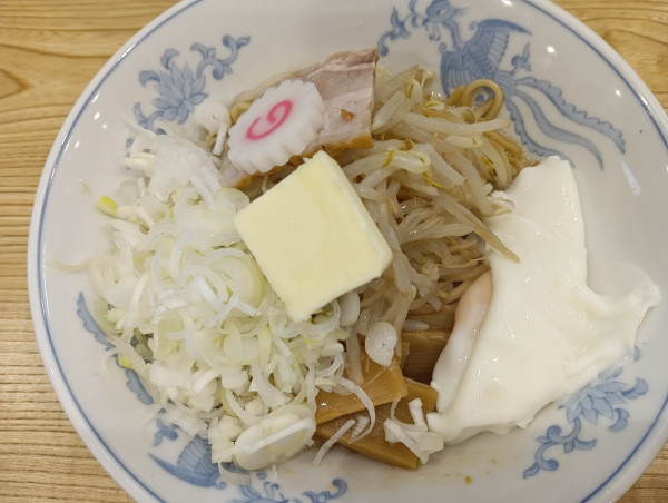 「油そば・麺軽め+バター+半熟玉子」@らーめん 高尾の写真