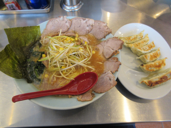 「ネギ味噌チャーシューメン（１１９０円）合盛ギョウザ４１０円」@ラーメンショップ 椿 牛久店の写真