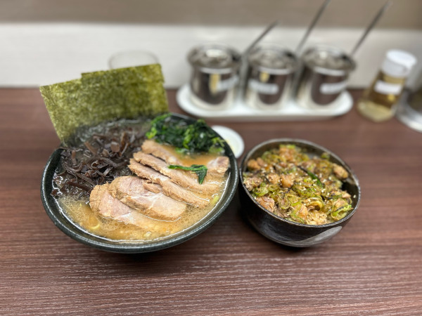 「チャーシューめん キクラゲ ネギチャ丼」@川崎家 榎町店の写真