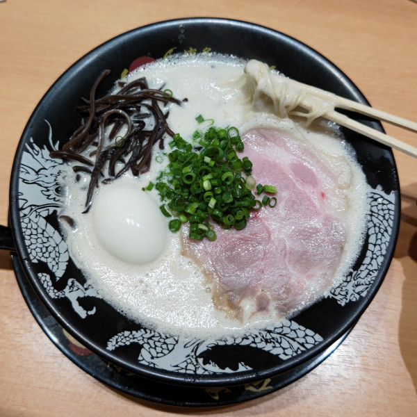 「味玉ラーメン（1150円）＋替玉セット（180円）」@博多一幸舎 福岡空港国内ターミナル店の写真