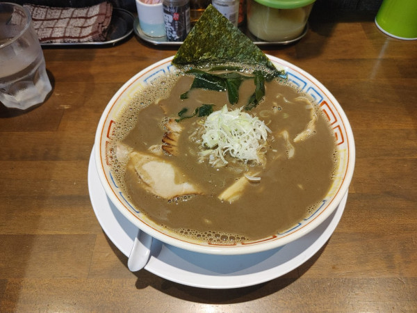 「濃くにぼ　ライス　950+100円」@中華そば まる井の写真