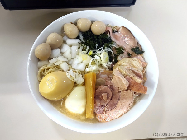 「夏目特製中華そば（麺増し＋豚まし＋味玉＋うずら）」@自家製麺 太宰 本店の写真