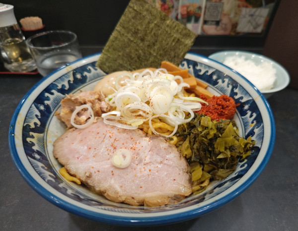 「辛油そば並盛+くん玉+半ライス」@兎に角 柏店の写真