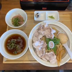 飛騨結旨豚しゃぶの冷やしとろ玉つけ麺特製大盛り¥1,850円(限