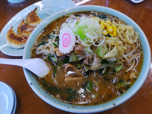 「味噌ラーメン 930円 餃子(3個)270円」@とんぼの写真