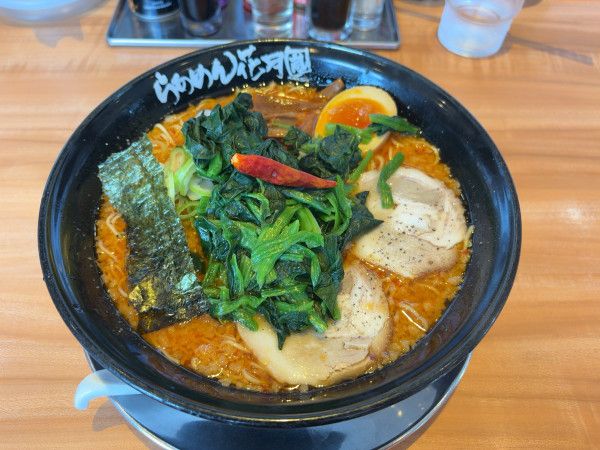 「大盛嵐げんこつバリ辛らあめん　1320円サービスほうれん草」@らあめん花月嵐 戸田美女木店の写真