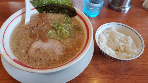 「正油らーめん（こってり背脂）」@らーめん屋 あじとら 行田店の写真