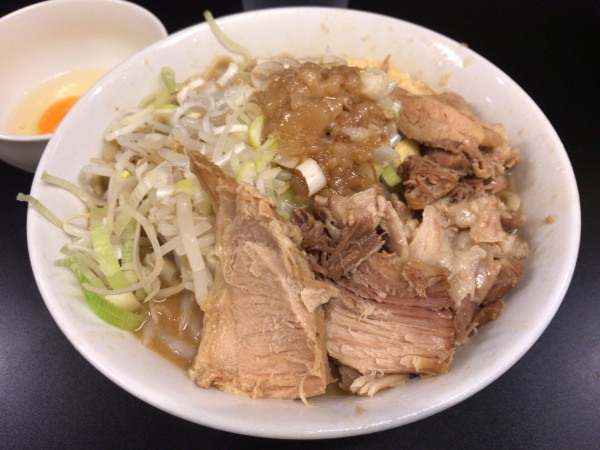 「豚らーめん(ニンニク少なめ、アブラ、ネギ)+生玉子 850円」@豚ラーメン 蕨本店の写真