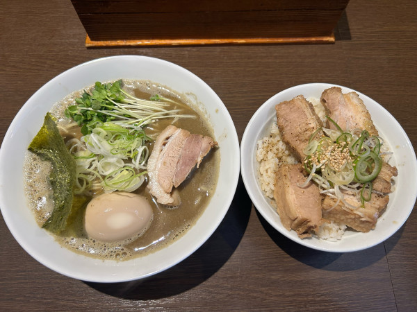 「濃厚煮干しそば+煮卵+肉飯大」@麺処 遊 蕨店の写真