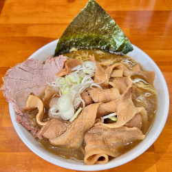 不純100ラーメン（1000円）、純正上品ごってり塩ラーメン（950円）
