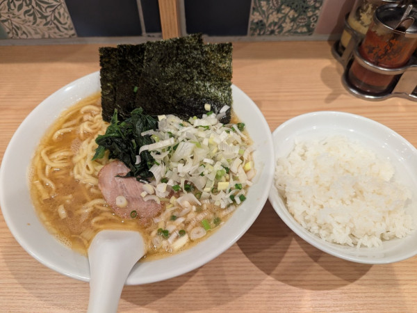 「ラーメン大盛り　ネギトッピング＋ライス」@ラーメンモンタナ 秋葉原店の写真