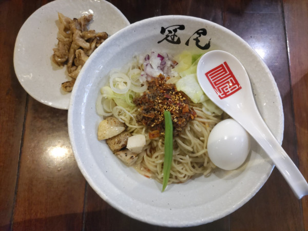 「濃厚辛和え麺(麺1.5玉) 1100円 + 炙り鶏皮220円」@らぁめん冠尾 恵比寿西店の写真