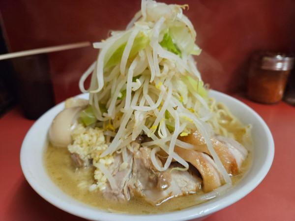 「ラーメン豚入り+味つけタマゴ」@ラーメン二郎 ひばりヶ丘駅前店の写真