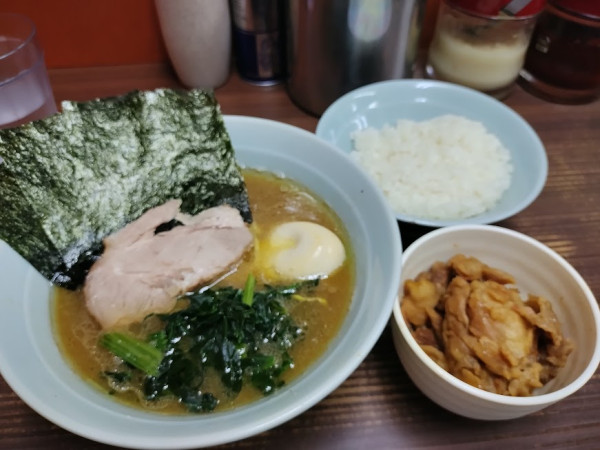 「らーめん 並 800円　味玉 100円　ライス 100円」@横浜家系らーめん 武蔵家 川口店の写真
