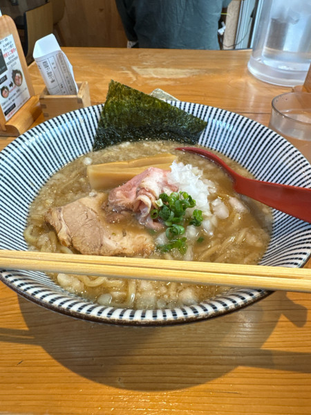 「背脂煮干し醤油ラーメン」@焼きあご塩らー麺 たかはし 新宿本店の写真