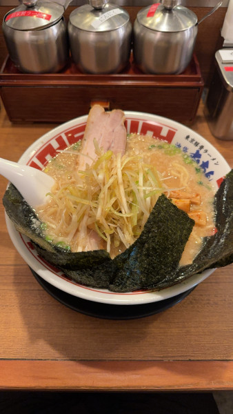 「東京豚骨ラーメン ネギ ノリ トッピング」@屯ちん 池袋本店の写真